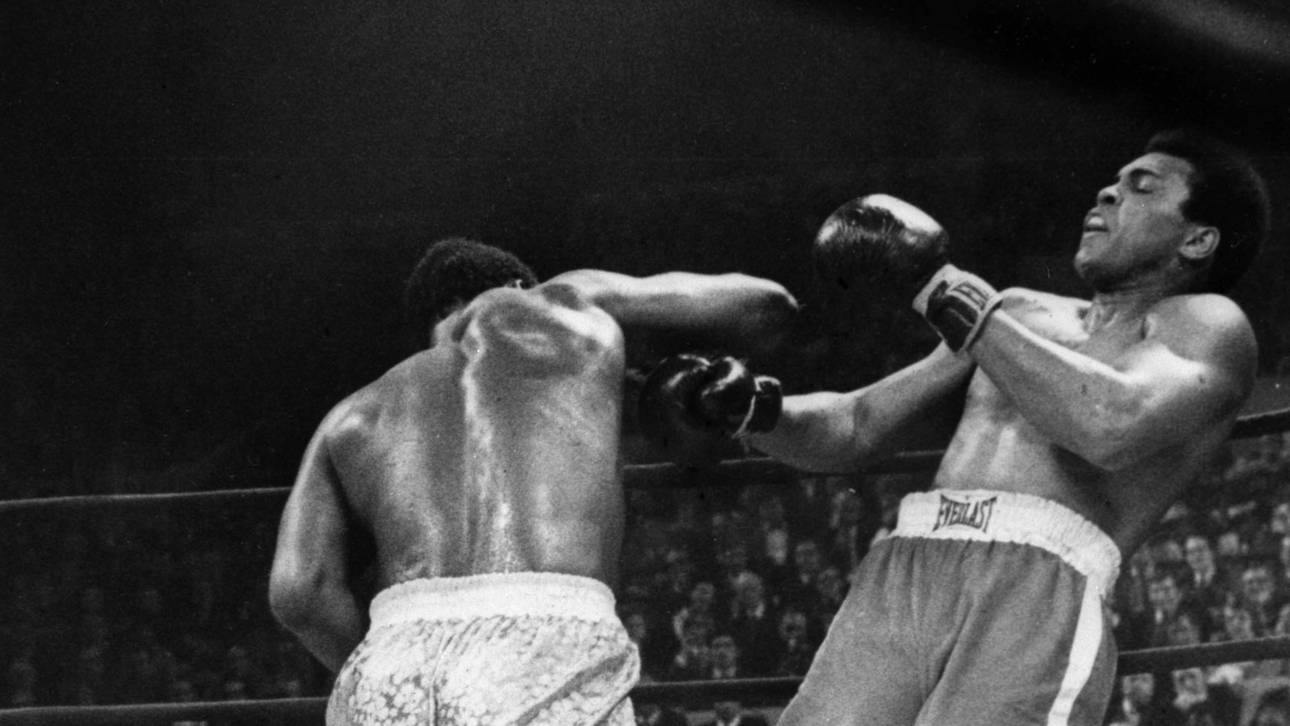 Joe Frazier erwischt Muhammad Ali im Fight of the Century