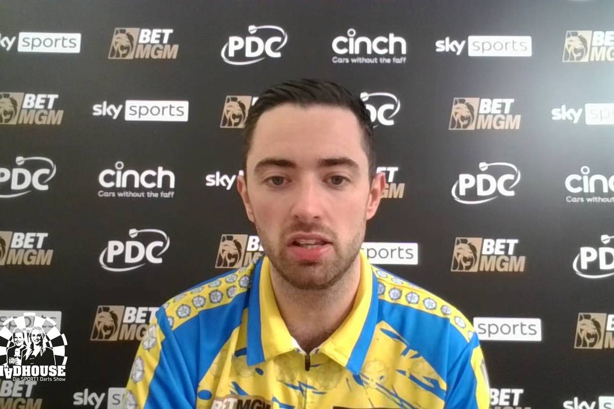 Luke Humphries präsentiert bei seinem Heimspiel in Leeds ein neues Trikot und nennt in der aktuellsten Madhouse-Folge die Gründe dafür.