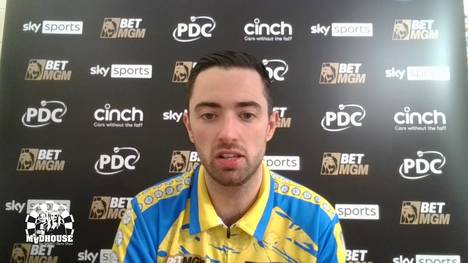 Luke Humphries präsentiert bei seinem Heimspiel in Leeds ein neues Trikot und nennt in der aktuellsten Madhouse-Folge die Gründe dafür.