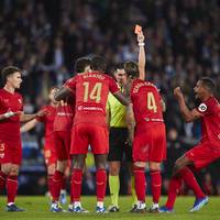 Der FC Sevilla gewinnt im Juni einmal mehr die Europa League. Mittlerweile plagen den Seriensieger aber Geldsorgen, Stars rasten aus und es hagelt Pleiten. So kam es zum fatalen Absturz eines Topklubs. 