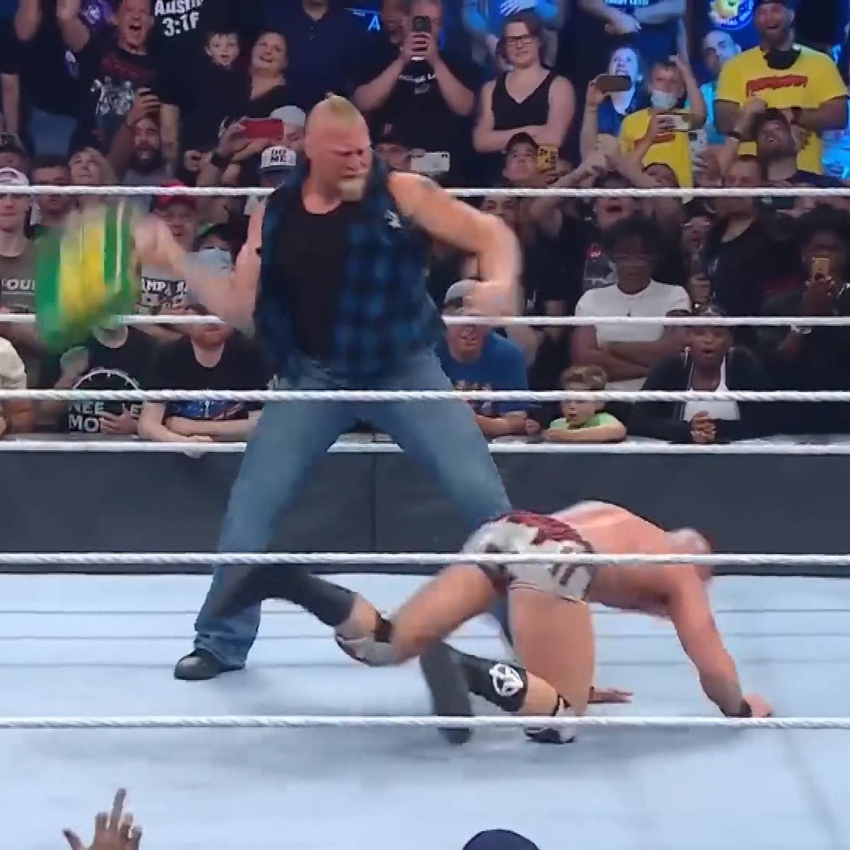 Doch kein WWE-Abgang! Hier prügelt Lesnar wieder los