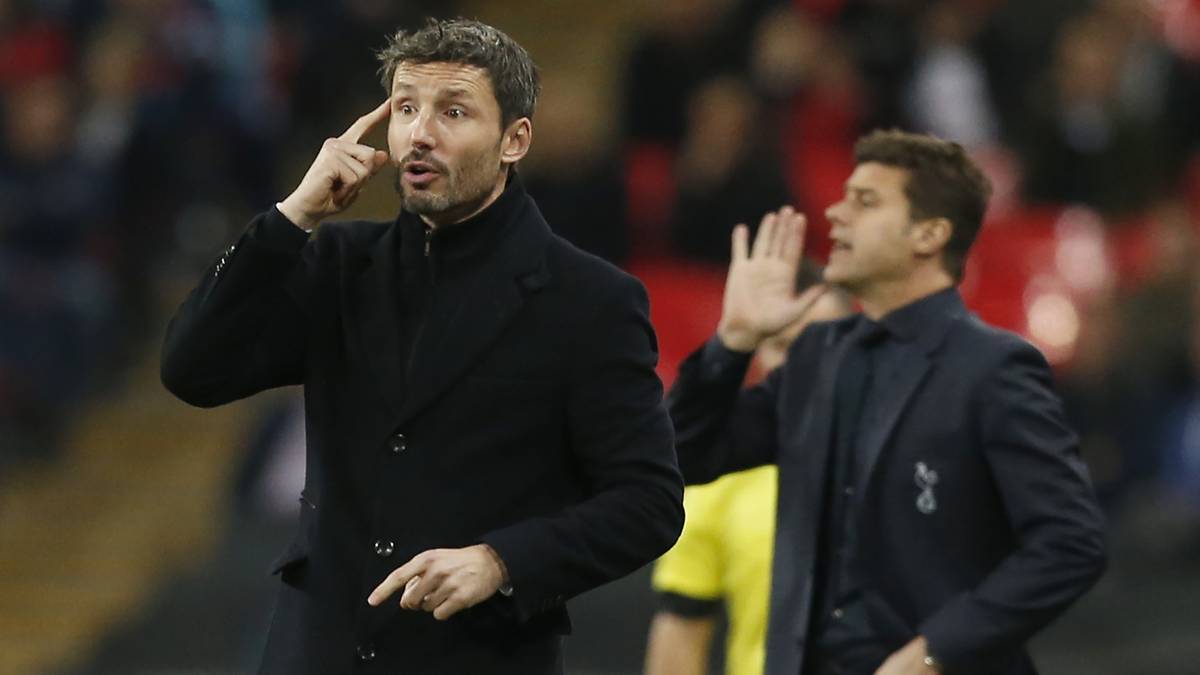 Derzeit trainiert der 41-jährige Niederländer erfolgreich die PSV Eindhoven, ist mit 13 Siegen aus 13 Spielen souverän Tabellenführer. Daher ist es auch unwahrscheinlich, dass er seiner Heimat jetzt den Rücken kehrt. "Er könnte in Zukunft ein Trainer für Bayern sein, aber ich denke, dass es jetzt noch etwas zu früh ist", sagte Landsmann Huub Stevens