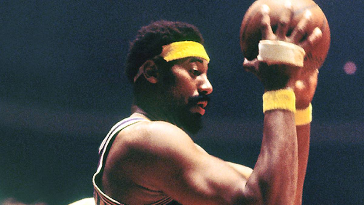 Dort bildet er mit Elgin Baylor und Jerry West fünf Jahre lang ein Trio, dem nicht einmal die Superteams der Neuzeit das Wasser hätte reichen können