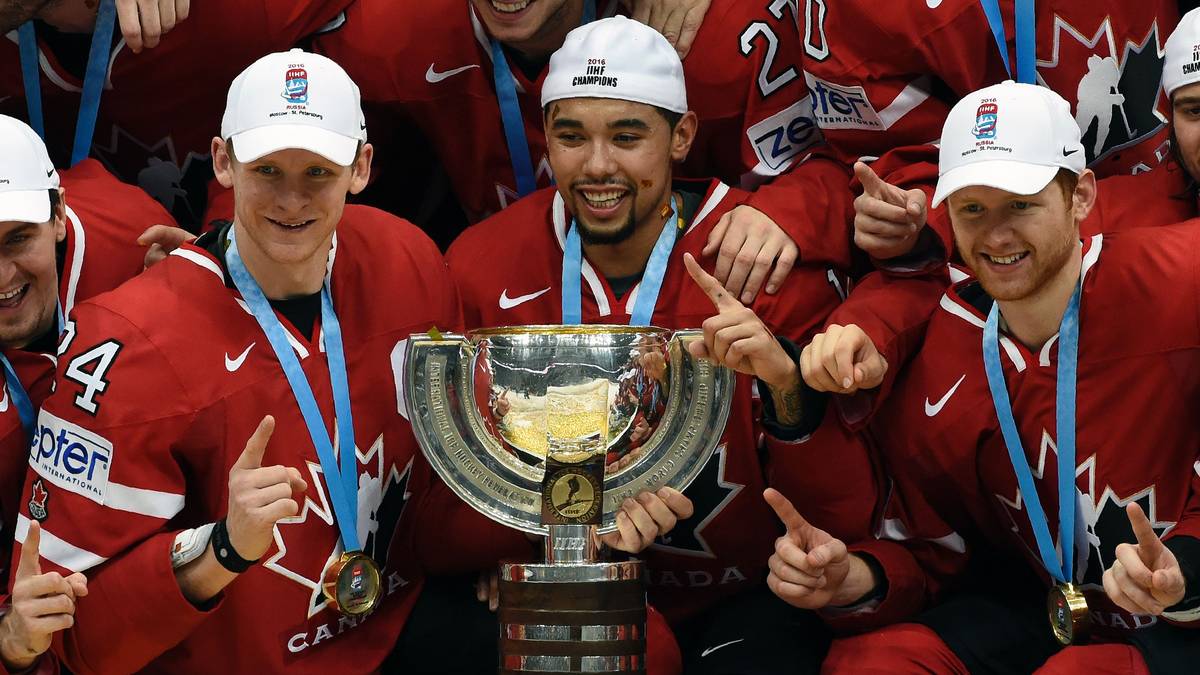 2016, KANADA: Die nächste Demütigung für die erfolgsverwöhnten Russen. Kanada verteidigt seinen Titel im Finale in Moskau gegen Finnland (2:0) um MVP Patrik Laine. Die Russen fliegen dagegen gegen die die Finnen im Halbfinale raus. Da hilft ihnen auch nicht viel, dass sie die besten drei Scorer des WM-Turniers stellen