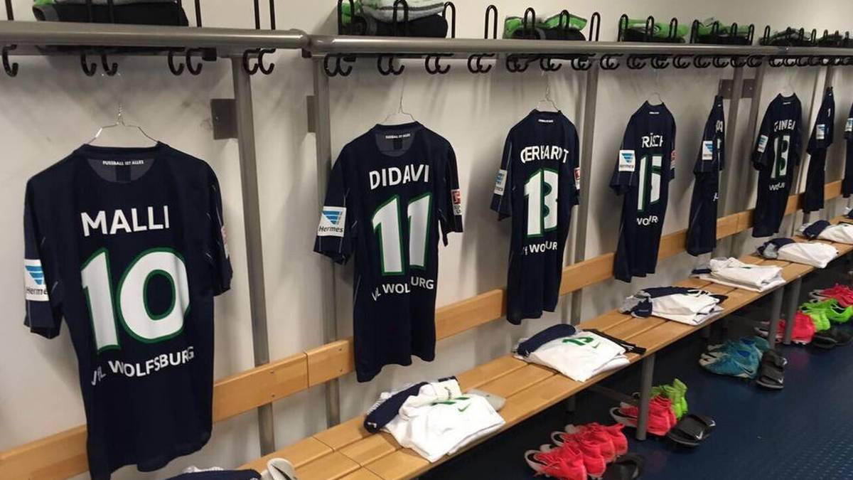 Die Wölfe treten mit ihren Dritttrikots im ungewohnten Schwarz auf. Braunschweig bleibt dagegen traditionell und versucht, im blau-gelben Dress den Rückstand aus dem Hinspiel noch umzubiegen