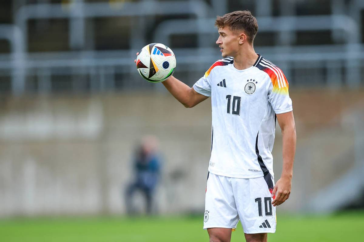 Bayern-Neuzugang Tom Bischof soll eigentlich für die U21-EM nominiert werden, die Münchner geben ihn aber nicht frei. Stattdessen greift Bundestrainer Julian Nagelsmann für die A-Nationalmannschaft zu - und erklärt, wie es dazu kam.
