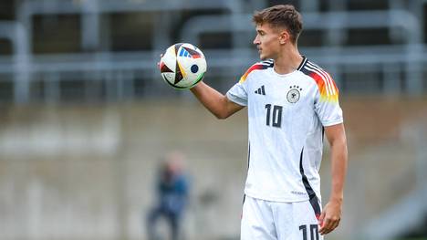 Bayern-Neuzugang Tom Bischof soll eigentlich für die U21-EM nominiert werden, die Münchner geben ihn aber nicht frei. Stattdessen greift Bundestrainer Julian Nagelsmann für die A-Nationalmannschaft zu - und erklärt, wie es dazu kam.