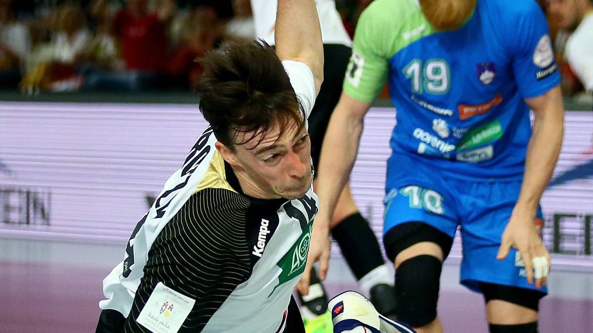 Groetzki fliegt fast mit ins Tor. Im Kasten zappelt aber nur der Ball