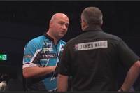 James Wade besiegt Rob Cross in der ersten Runde der Darts-EM in Dortmund. Hinterher kommt es zu Diskussionen - wohl wegen eines Handschlag-Fauxpas.