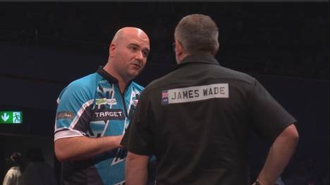 James Wade besiegt Rob Cross in der ersten Runde der Darts-EM in Dortmund. Hinterher kommt es zu Diskussionen - wohl wegen eines Handschlag-Fauxpas.