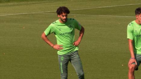 Eren Dinkci ist zurück bei seinem Heimatverein Werder Bremen. Der gebürtige Bremer erklärt, warum es ihn zurück an die Weser gezogen hat und welche Rolle dabei seine Verbundenheit zur Heimat spielt.