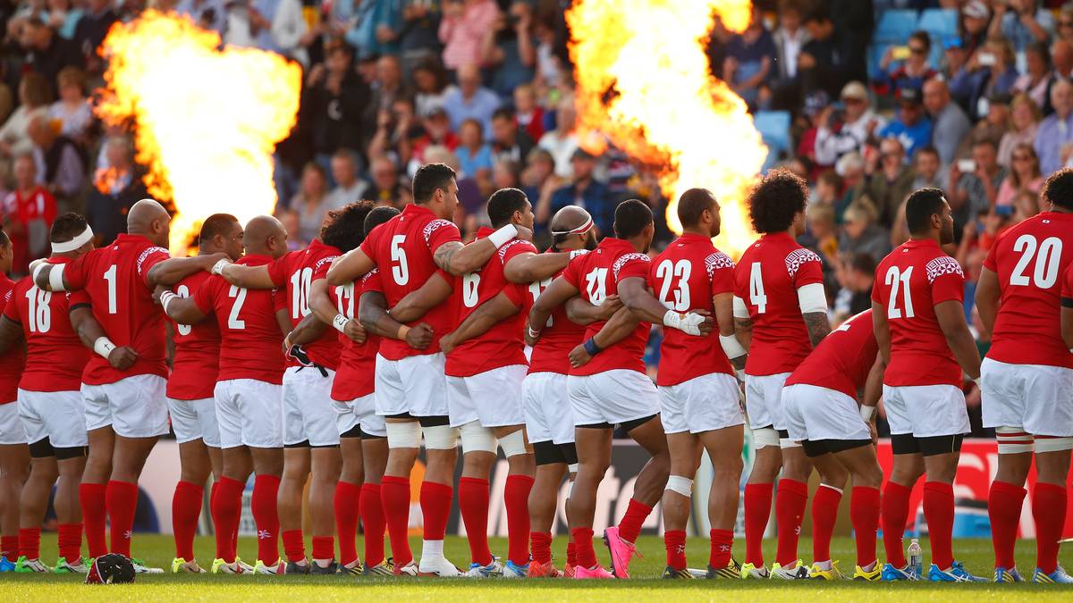 Bei der Rugby-WM geht es heiß her. Tonga trifft im englischen Exeter auf Namibia und lässt sich von der Feuershow anstecken. Für beide Teams geht es nach Auftaktniederlagen um den Anschluss an Topfavorit Neuseeland und Argentinien