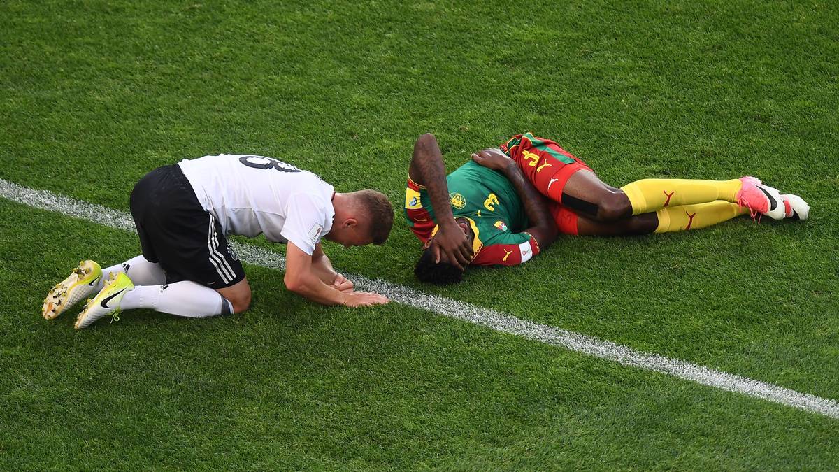 Mitte der Halbzeit rasseln Joshua Kimmich und Andre Zambo zusammen - ein Sinnbild, wie schmerzhaft und schwer das letzte Gruppenspiel für das deutsche Team ist