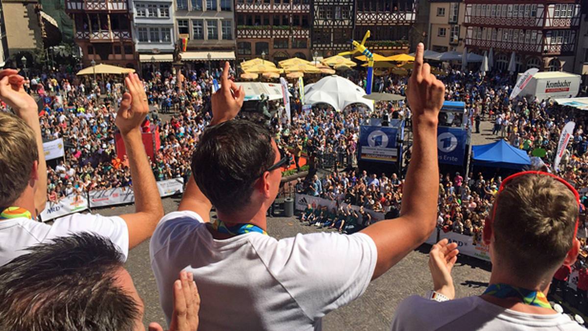 "Es ist heiß, jeder schwitzt - aber es ist geil hier", sagt Patrick Hausding, seines Zeichens Bronzemedaillengewinner vom 3-m-Brett, in der "ARD"