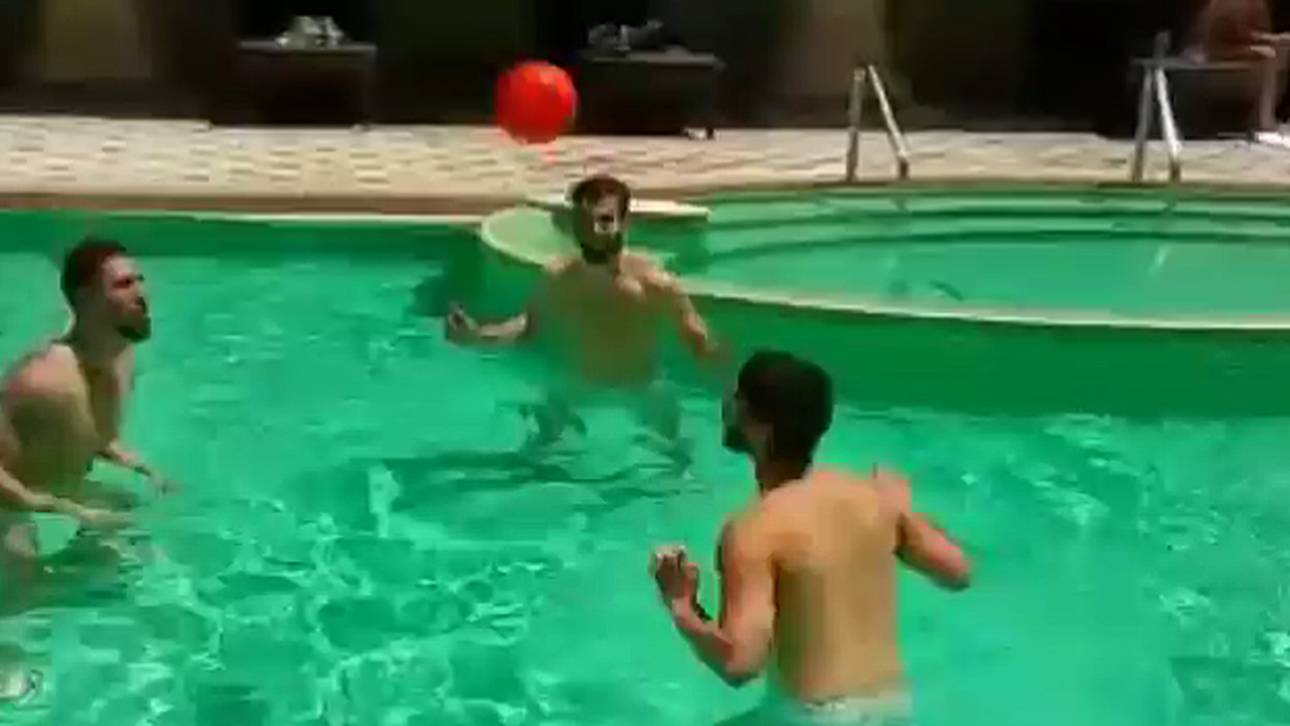 Königliches Trio trainiert im Pool