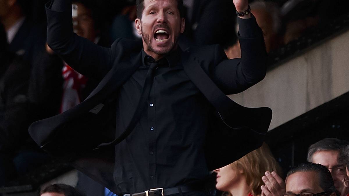 Eine weitere kuriose Sperre handelt er sich im Titelkampf 2016 ein: Aus der Nähe seiner Bank fliegt ein zweiter Ball aufs Spielfeld und stört einen Konter des FC Malaga. Weil Simeone den Verdacht, den Balljungen angestiftet zu haben, nicht entkräften kann, folgt eine Sperre bis zum Saisonende