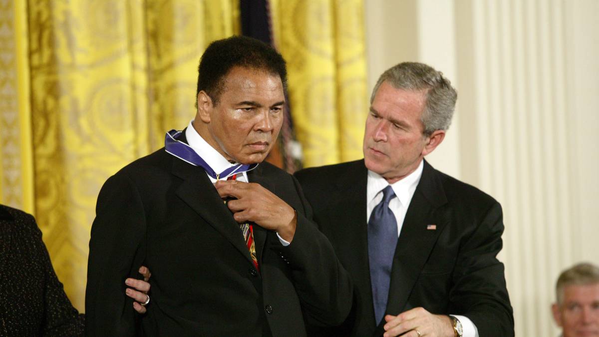 In offizieller Position fungiert Ali von 1998 bis 2008 als Botschafter des Friedens für die Vereinten Nationen (UN). Im Jahre 1999 kürt ihn das Internationale Olympische Komitee (IOC) zum "Sportler des Jahrhunderts". Sechs Jahre später bekommt ein sichtlich gezeichneter Ali vom damaligen US-Präsidenten George W. Bush für seine Verdienste die Freiheitsmedaille, die höchste zivile Auszeichnung der USA