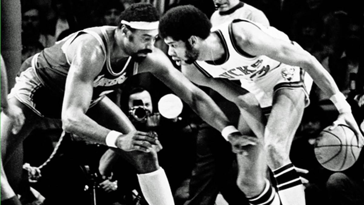 Auch sein späterer Nachfolger in Los Angeles Kareem Abdul-Jabbar (r., mit 38.387 Punkten bester NBA-Scorer) kann ihn nicht stoppen. Wilts Karriere weist nur einen Makel auf...