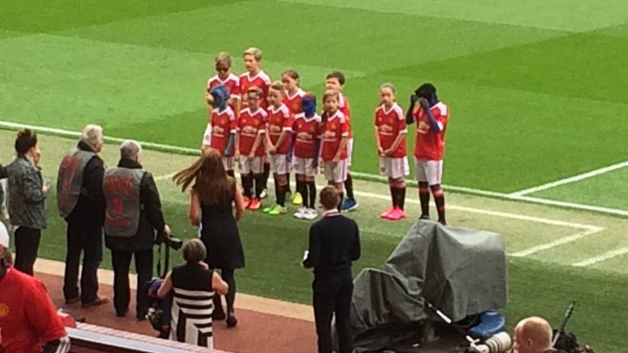 Manchester United malt Kinder blau an