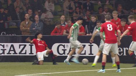 Im Halbfinale des Mercedes-Benz JuniorCup trifft Rapid Wien nach einem Traumsolo sehenswert gegen Manchester United. 