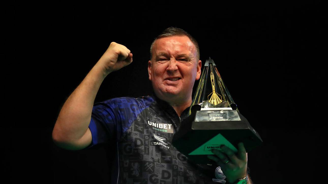 Glen Durrant mit der Premier-League-Trophäe