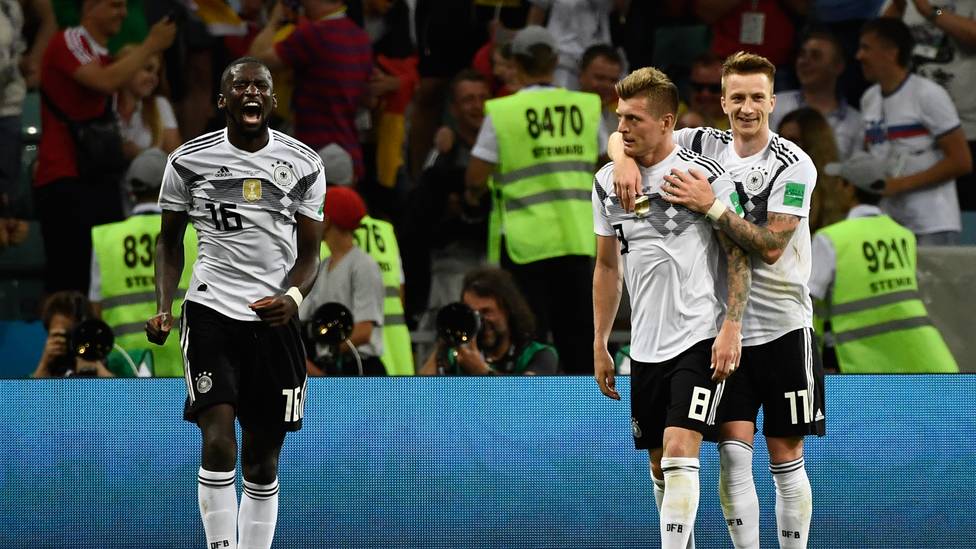 Toni Kroos (M.) führte das DFB-Team mit seinem Treffer zum erlösenden Sieg gegen Schweden