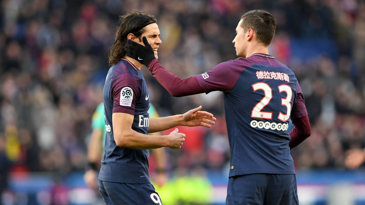 Seine Teamkollegen fragten ihn schon manchmal "ob er nicht ganz sauber ticke". Jeder Profi hat vor einem Spiel bestimmte Rituale. Draxler nimmt zwei bis drei Sprühstöße Parfum. "Das gibt mir ein Glücksgefühl", erklärt er