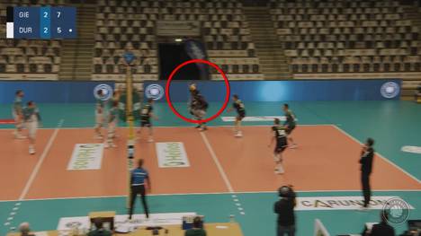 Die Helios GRIZZLYS Giesen schlagen den Tabellenzweiten aus Düren überraschend. Eine Kopfball-Aktion sorgt bei beiden Teams für Belustigung.