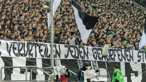 Gladbach-Fans entrollen ein Banner gegen RB Leipzig
