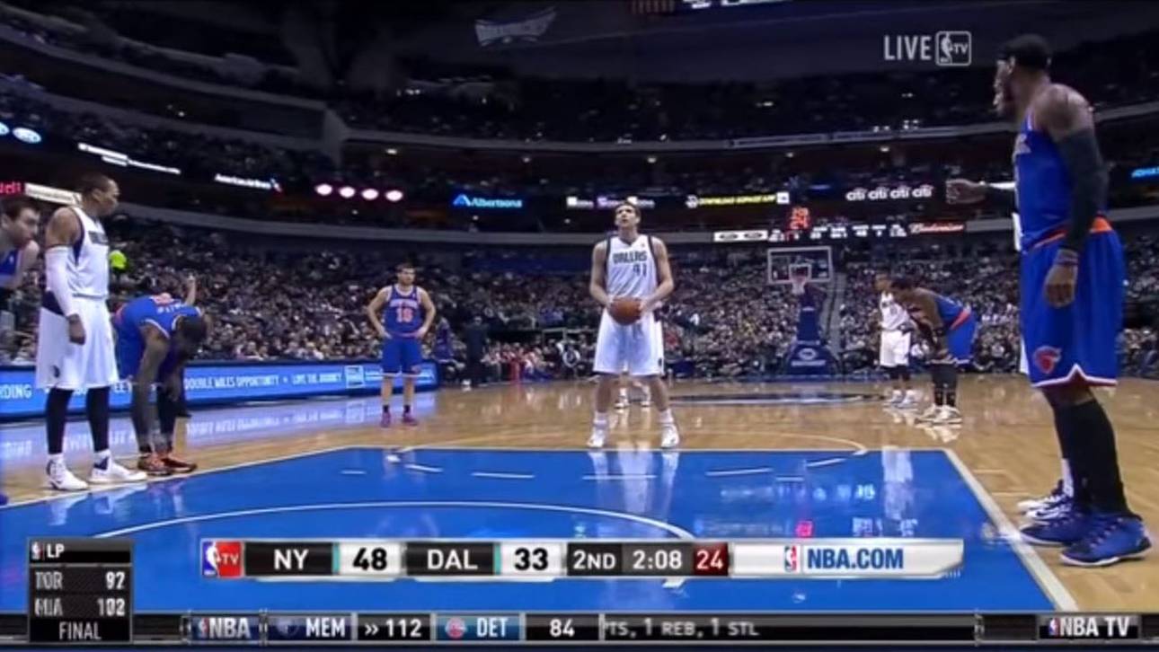 Bei Nowitzkis Freiwurf lockert Smith (l.) die Schnürsenkel von Shawn Marion