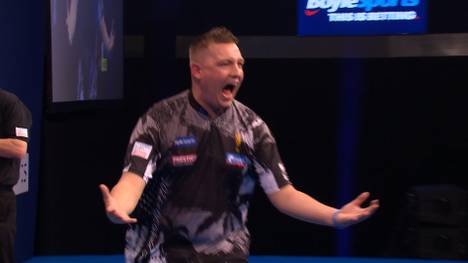 Chris Dobey gewinnt gegen Adrian Lewis und zieht somit in das Achtelfinale des Darts Worls Grand Prix ein.  