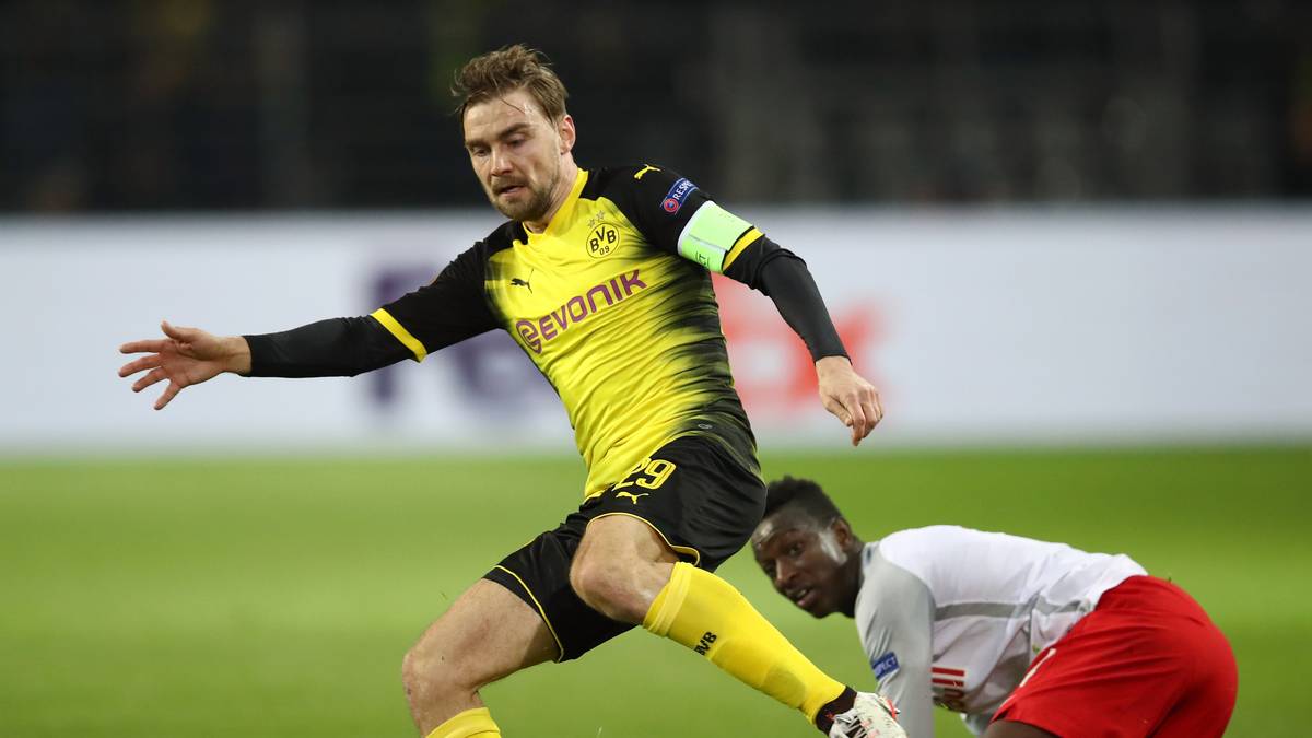 Kurz vor der Pause gerät der BVB dann richtig unter Druck. Erst muss Schmelzer in der 40. Minute in höchster Not gegen Dabbur auf der Linie klären 