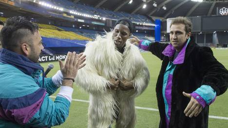 Didier Drogba (M.) zeigt sich extravagant wie Pierre-Emerick Aubameyang