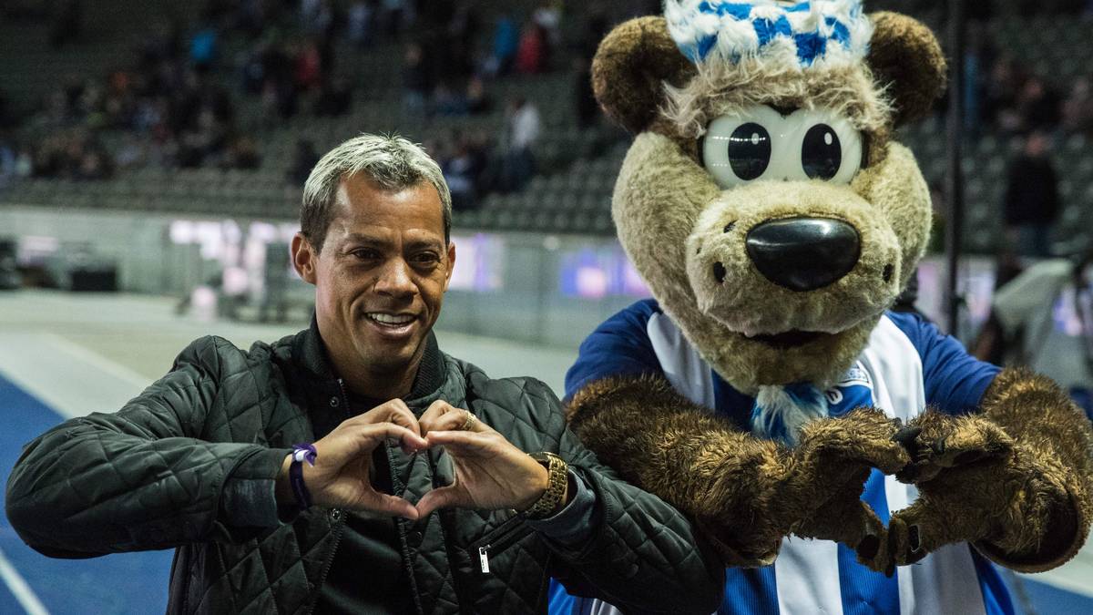 In Berlin herrscht vor dem Abend-Spiel gegen Eintracht Frankfurt südländische Begeisterung. Kein Wunder, wenn der ehemalige Fan-Liebling Marcelinho und Hertha-Maskottchen Hertinho zusammen auf die Partie einstimmen