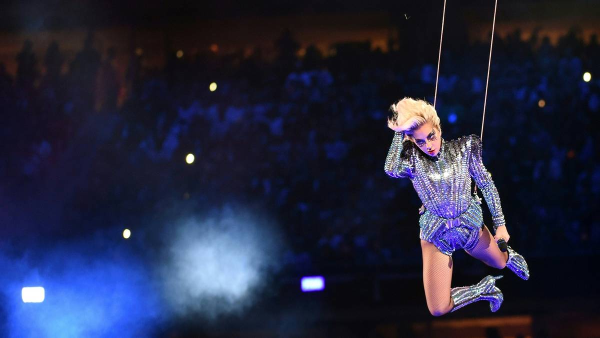 ...schwingt sich vom Stadiondach durch die Lüfte hinunter in die Arena...