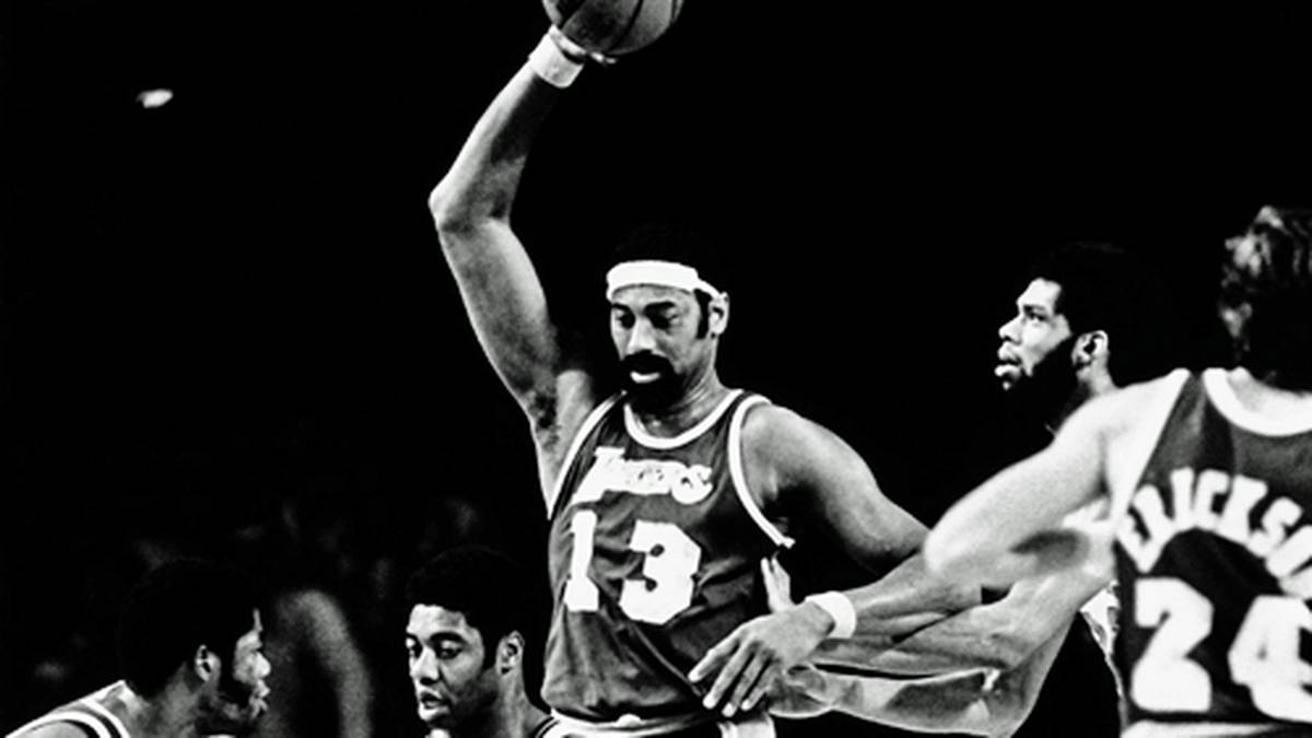 Seinetwegen führt die NBA sogar die Regel ein, dass ein Freiwerfer die Linie nicht überschreiten darf bis der Ball den Ring berührt. Denn Wilt versenkte seine Fahrkarten häufig per Dunk. Insgesamt verfehlt er 5805 Freiwürfe, der mit Abstand schlechteste Wert der NBA-Geschichte. 1973 beendet Chamberlain seine Karriere als bester Scorer und Rebounder, die Marke von 23.924 steht heute noch immer