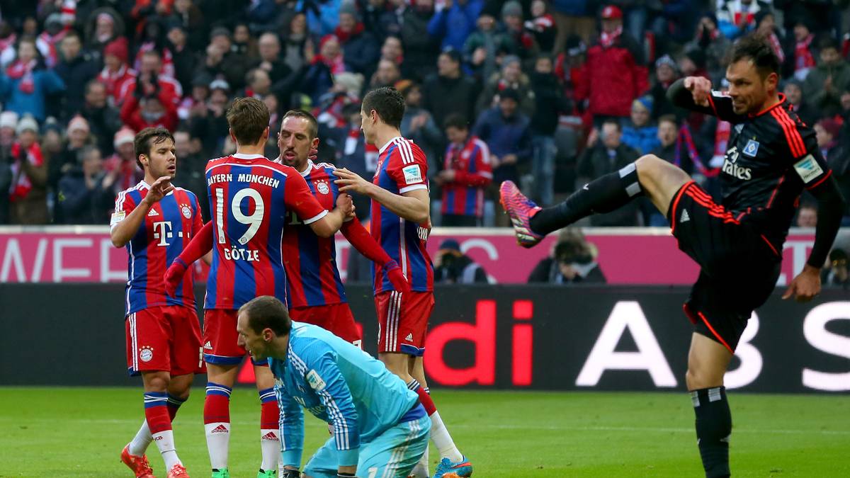 HSV-Verteidiger Heiko Westermann drischt den Ball wutentbrannt in Richtung Mittelkreis. Soeben hat Franck Ribery auf 7:0 für die Bayern erhöht 