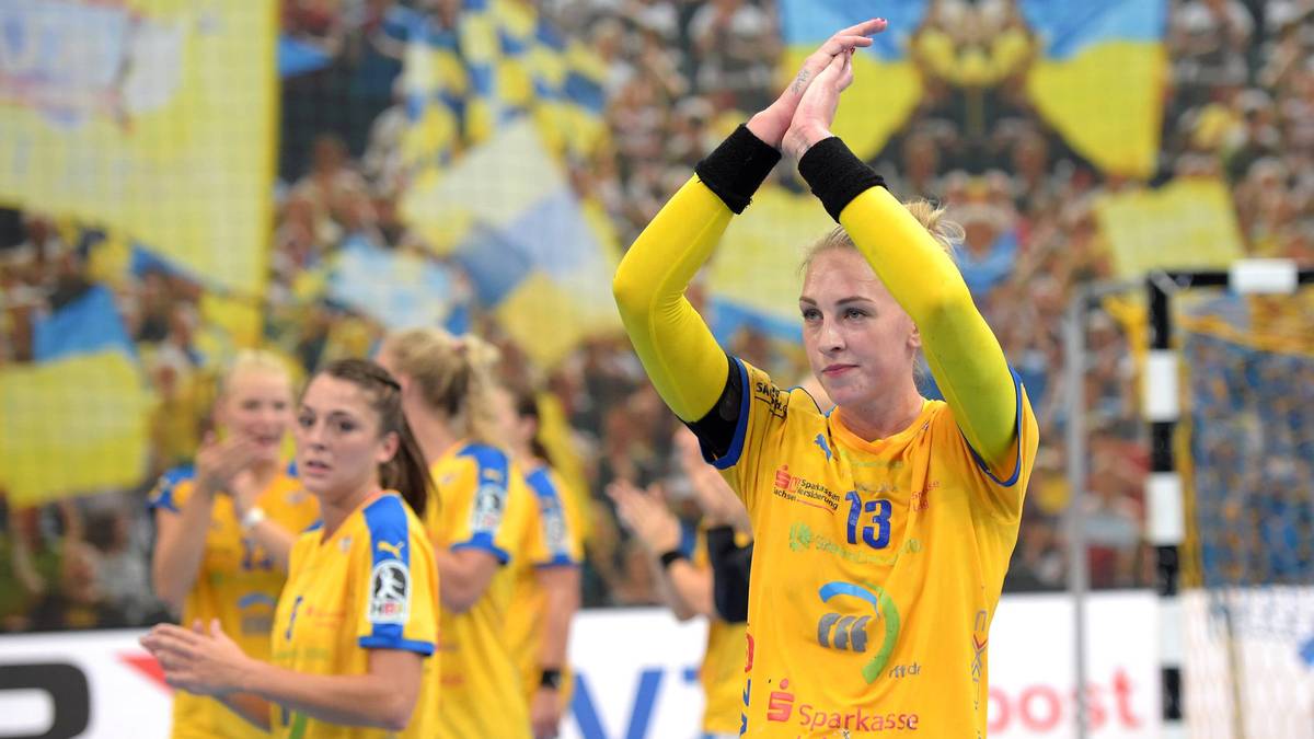 HC LEIPZIG: Der HC gehört zu den erfolg- und traditionsreichsten Frauen-Handball-Klubs in Deutschland. Er gewann sechs Meisterschaften nach der Wiedervereinigung und 23 insgesamt. Damit ist Leipzig deutscher Rekordmeister. Wegen einer Verschuldung in Höhe von 1,3 Millionen Euro folgte 2017 allerdings der Zwangsabstieg in die 3. Liga. Inzwischen ist das Team wieder in Liga zwei angekommen