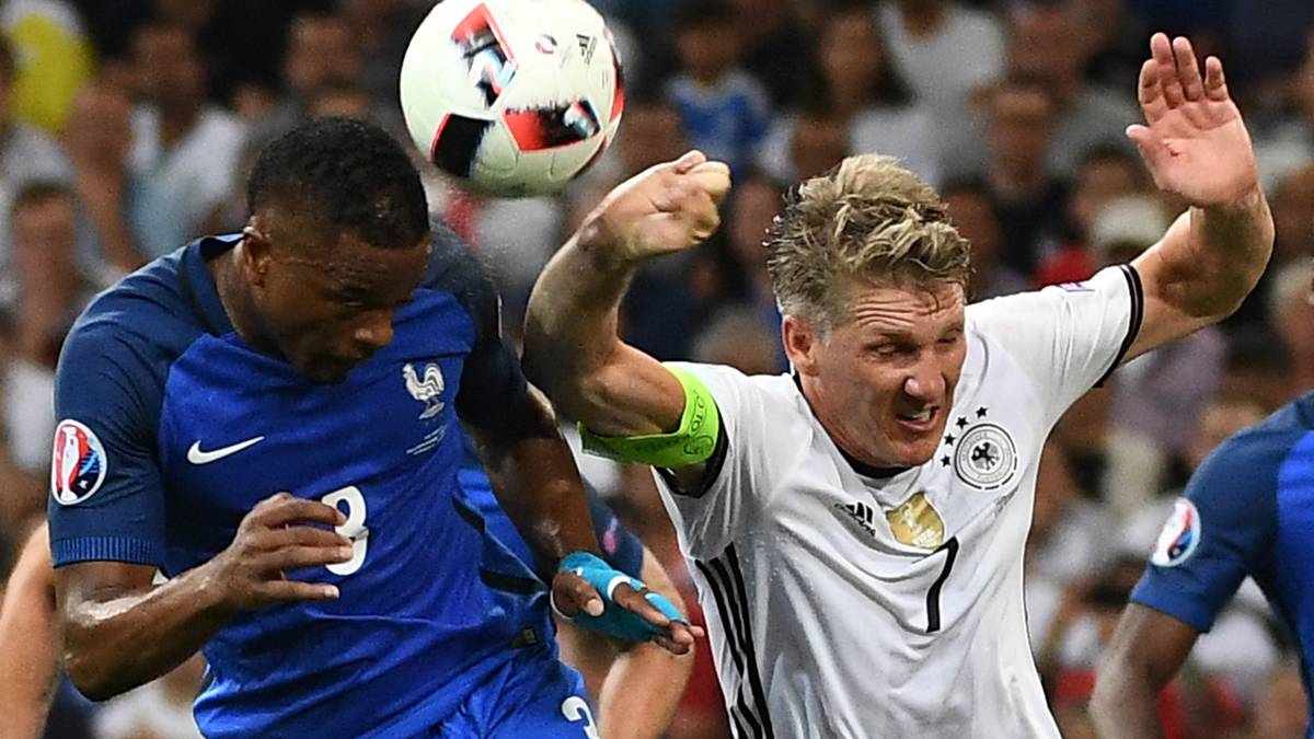 Im Halbfinale gegen Frankreich spielt Schweinsteiger wieder eine unglückliche Rolle, verursacht den Handelfmeter, der die 0:2-Niederlage einleitet