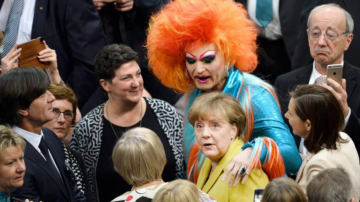 Joachim Löw (l.) traf in der Bundesversammlung auf Kanzlerin Angela Merkel und Dragqueen Olivia Jones