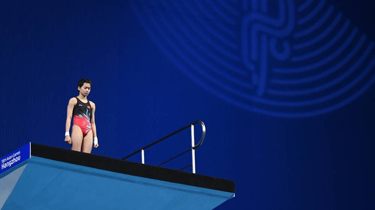 Quan Hongchan gewann 2021 mit nur 13 Jahren Gold im 10-m-Turmspringen. Dabei erhielten drei ihrer fünf Sprünge die maximale Bewertung. Auch bei der WM gewann sie die Goldmedaille vom Turm. 