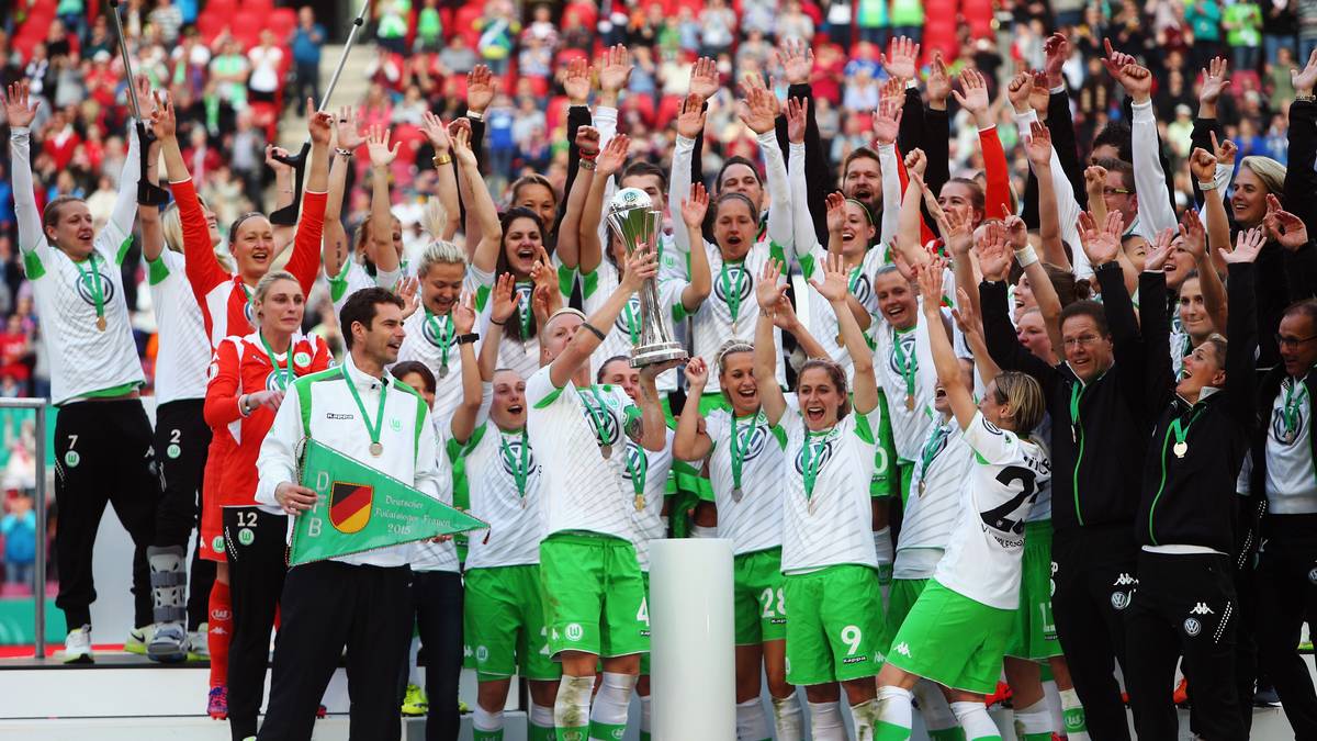 Auch die Wolfsburger Frauen sicherten sich den Pokal
