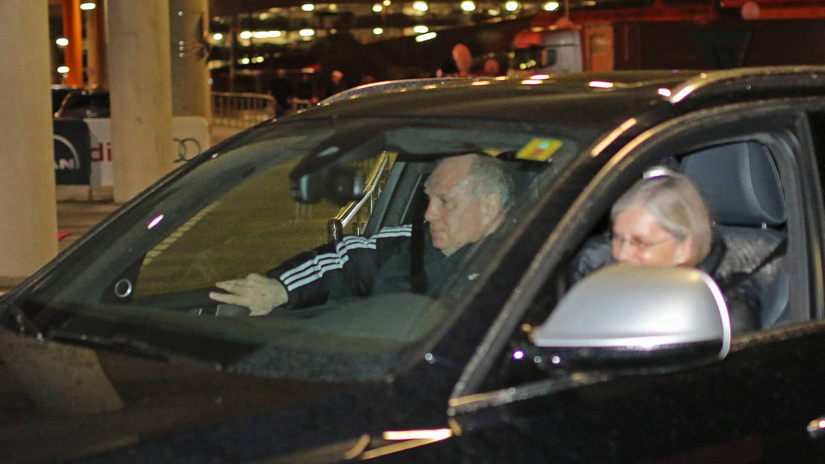 Auf dieses Auto hat die Fußballnation gewartet: Uli Hoeneß kehrt zwei Tage nach seiner Haftentlassung ins Stadion zurück