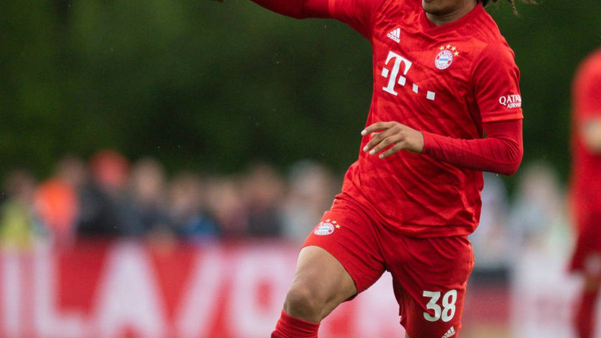 JOSHUA ZIRKZEE: Der Niederländer erhielt im September 2019 einen bis 2023 laufenden Vertrag und mischt ebenfalls regelmäßig bei den Profis im Training mit. "Wir werden versuchen, ihn bestmöglich weiterzuentwickeln, um ihn hoffentlich irgendwann auch in unserer Profimannschaft zu sehen", sagte Salihamidzic bei der Vertragsunterschrift des Stürmers