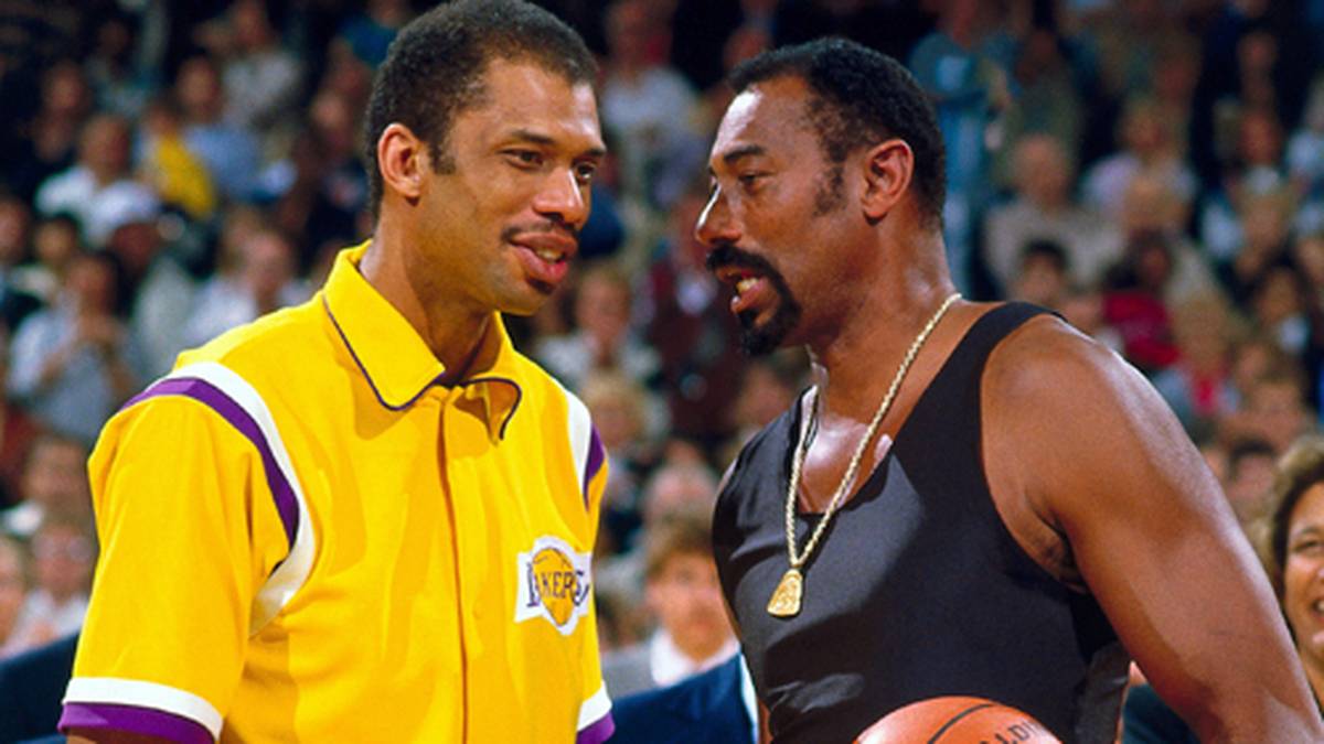 Er gehört selbstverständlich zu den 50 besten NBA-Spielern, die 1996 offiziell geehrt werden. 1979 wird er in die Hall of Fame aufgenommen. Die legendäre Nummer 13 wird an seinem College in Kansas, bei den 76ers und in Los Angeles nie mehr vergeben. Abdul-Jabbar (l.) löst ihn schließlich als Topscorer der NBA-Geschichte ab, er benötigt dafür aber über 500 Spielen mehr