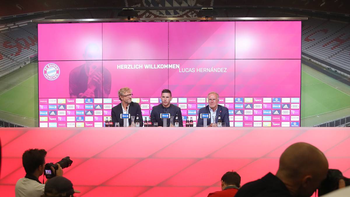 Vor der ersten öffentlichen Einheit um 17 Uhr stand um 14 Uhr der erste offizielle Termin auf dem Programm: 80-Millionen-Euro-Neuzugang Lucas Hernández stellte sich in der Allianz Arena vor - auf Deutsch
