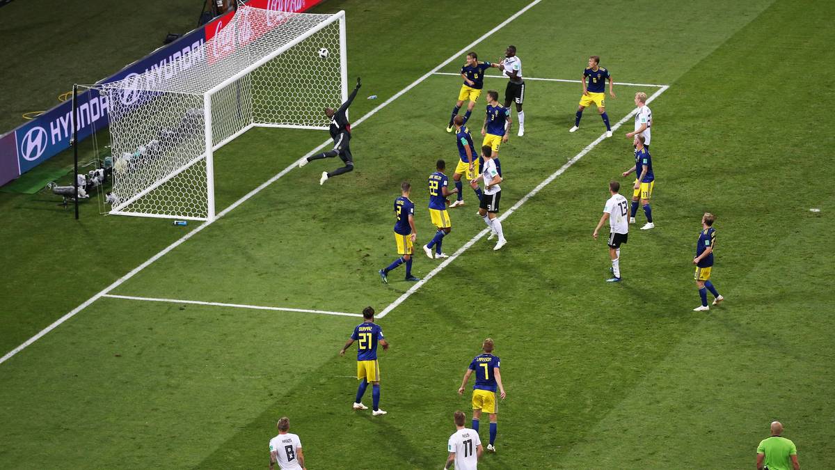 NEUE ZÜRCHER ZEITUNG: "Der Titelverteidiger Deutschland lebt noch. Kann das, was im Fußball für gewöhnlich Befreiungsschlag genannt wird, auf schönere Weise gelingen als durch ein solches Tor? Als durch einen Freistoß wie diesen in der Nachspielzeit?"