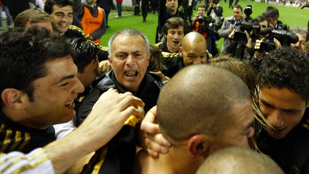 "Mourinho führt einen Psycho-Krieg, der dich umbringen kann. Seine Art hat große Wirkung erzielt, auch bei Pep. Er würde es nie zugeben, aber Mourinho hat ihn lange emotional destabilisiert, er hat ihn emotional fertig gemacht bis zu dem Punkt, an dem Guardiola keine Freude mehr hatte, seinen Beruf auszuüben", sagt Biograf Balague