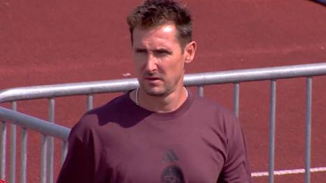 Bitterer Pokal-Nachmittag für Miroslav Klose und den 1. FC Nürnberg: Regionalligist FV Illertissen gelingt die bislang wohl größte Sensation der DFB-Pokal-Saison 2025/26, der Viertligist kegelt den Zweitligisten aus dem Wettbewerb. Dabei dreht der Club sogar einen 0:2-Rückstand, ehe es so richtig dramatisch wird. Kommentator: Christoph Fetzer.