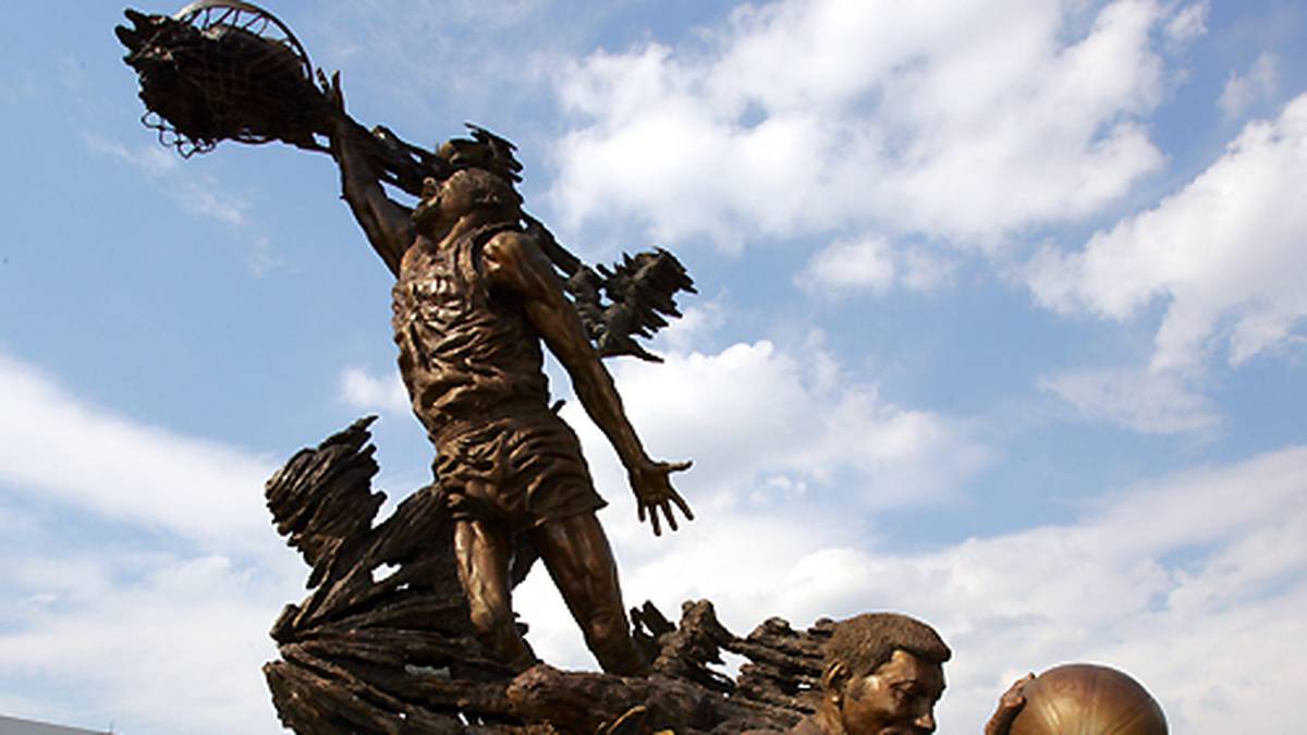 Am 12. Oktober 1999 stirbt Wilt Chamberlain im Alter von 63 Jahren. Sein Vermächtnis lebt aber weiter. In Philadelphia setzen die Stadtväter ihrem berühmtesten Sohn sogar ein Denkmal. Die Inschrift lautet "Der Wert eines Mannes kann anhand der Größe seines Herzens bestimmt werden"